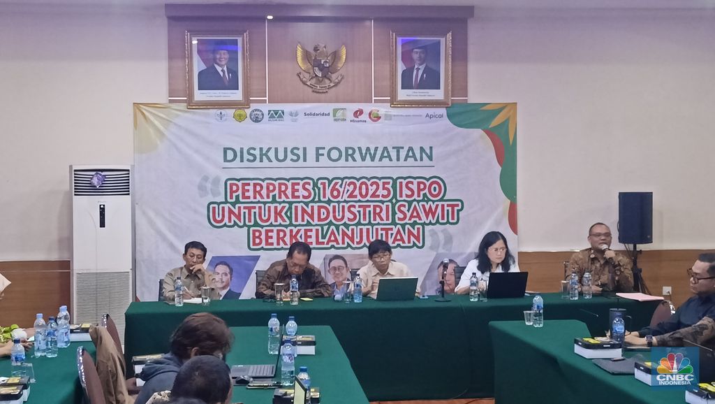 Perwakilan Direktorat Jenderal Perkebunan Kementan, Ratna Rubandiah (dua kanan) dalam diskusi Forum Wartawan Pertanian (Forwatan) mengenai Perpres 16/2025 ISPO untuk Industri Sawit Berkelanjutan di Wisma Tani, Rabu (4/6/2025). (CNBC Indonesia/Ferry Sandi)