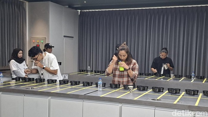 Peserta Cup Taster Competition tengah menguji kopi