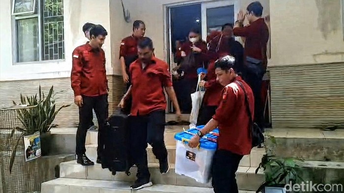 Petugas dari Kejari Sukabumi menyita sejumlah dokumen hasil penggeledahan di kantor DLH.