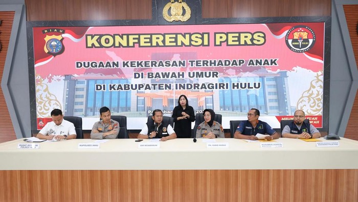 Polda Riau menggelar konferensi pers terkait penyebab kematian bocah SD di Indragiri Hulu.