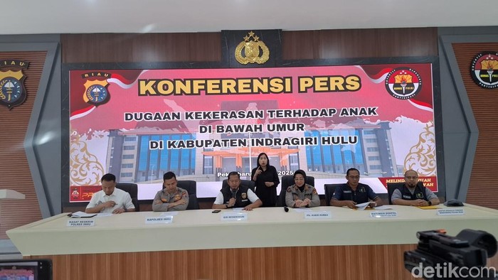 Polisi dan dokter forensik saat rilis hasil autopsi di Mapolda Riau  (Raja Adil Siregar/detikcom)
