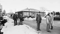 Gacy ditangkap dan dibawa ke markas polisi Des Plaines untuk diinterogasi. Polisi mendapat informasi dari pengacara Gacy dalam kasus narkoba bahwa kliennya mungkin membuat pengakuan telah membunuh 30 orang. (Getty Images)
