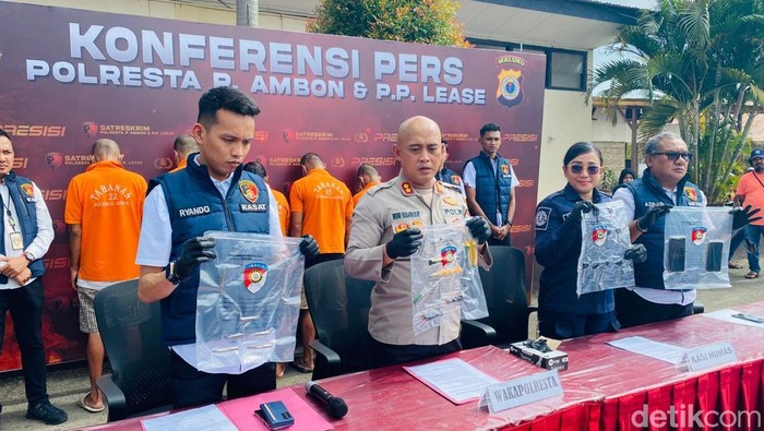 Polisi hadirkan lima tersangka komplotan pencurian 25 sepeda motor di Ambon.