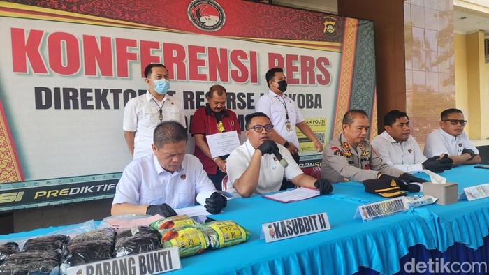 Polisi membeberkan penangkapan Antoni yang membawa sabu 11 kilogram di Palembang.