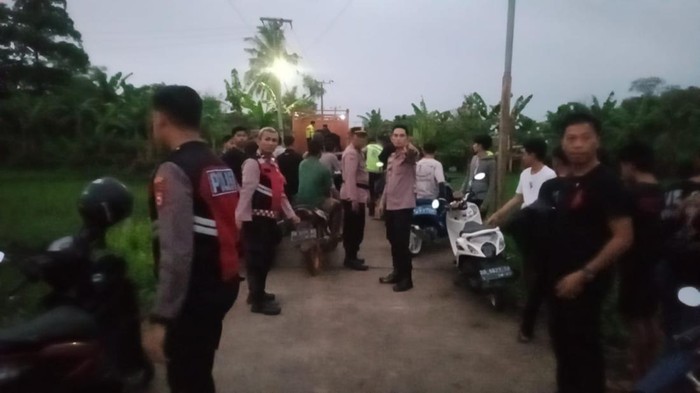 Polisi membubarkan aksi balap liar di Maros.