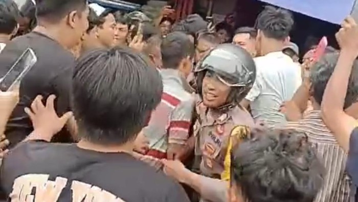 Polisi membubarkan warga yang mengeroyok pelaku pencurian motor di Palu.