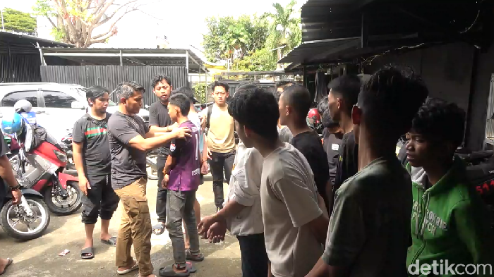Polisi menangkap 16 anggota geng motor yang kerap berbuat onar di Makassar.