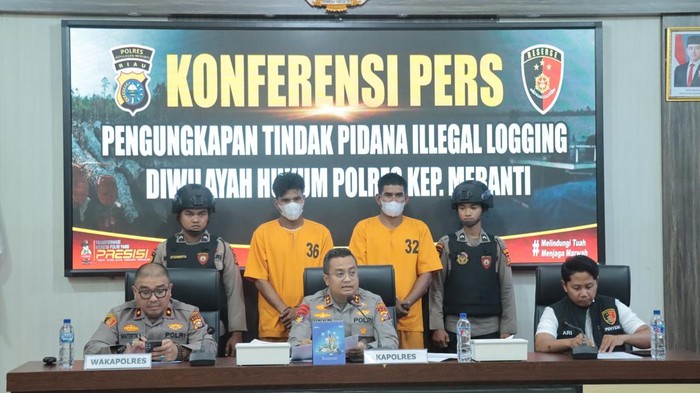 Polisi menetapkan nahkoda dan ABK kapal sebagai tersangka dugaan illegal logging di Kepulauan Meranti, Riau.