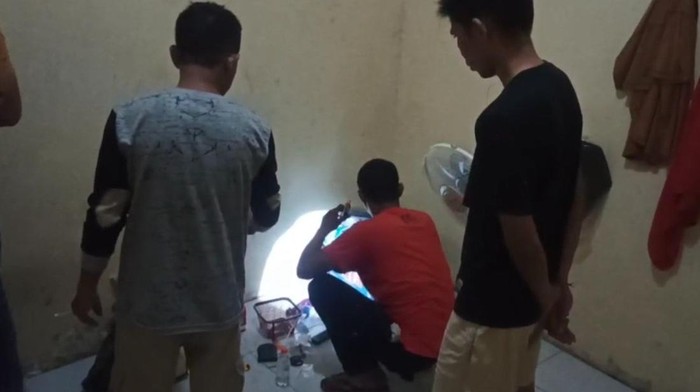 Polisi menggeledah rumah ARF, kepala dusun yang jadi pengedar sabu di Lombok Barat.