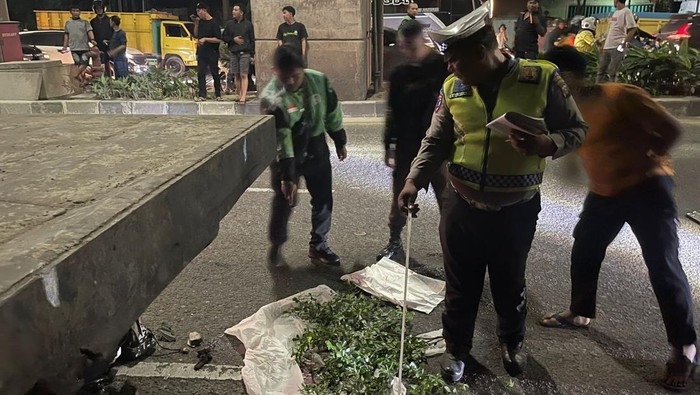 Polisi saat melakukan olah TKP kecelakaan di Palembang.