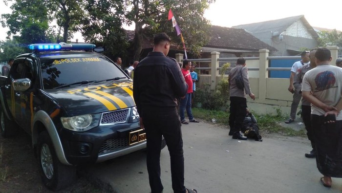Polisi saat mengamankan pria yang diduga hendak mencuri motor di Desa Ketip, Kecamatan Juwana, Pati, Rabu (4/6/2025).