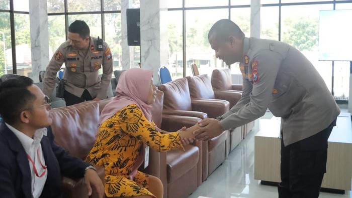 Kapolres Mojokerto AKBP Ihram Kustarto saat menerima keluarga almarhum Alfan