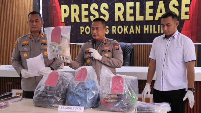 Polres Rokan Hilir, Riau, mengungkap pembunuhan mandor sawit yang jasadnya dibuang ke parit.