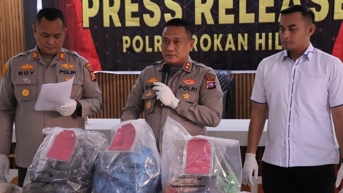 Polres Rokan Hilir, Riau, mengungkap pembunuhan mandor sawit yang jasadnya dibuang ke parit.