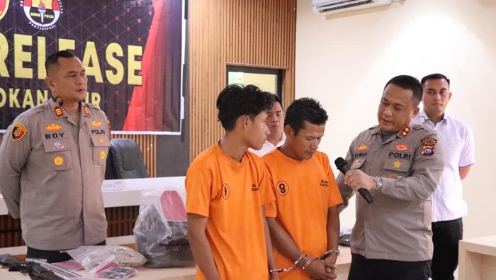 Polres Rokan Hilir, Riau, mengungkap pembunuhan mandor sawit yang jasadnya dibuang ke parit.