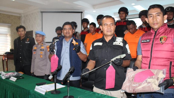 Polresta Pekanbaru menetapkan 5 orang preman sebagai tersangka pendudukan lahan di Jalan Rambak Sari.