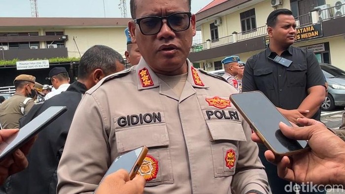 Kapolrestabes Medan Kombes Gidion Arif Setyawan saat diwawancarai di Polrestabes Medan.