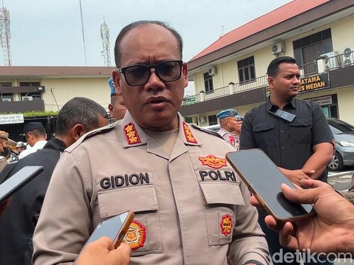 Kapolrestabes Medan Kombes Gidion Arif Setyawan saat diwawancarai di Polrestabes Medan.