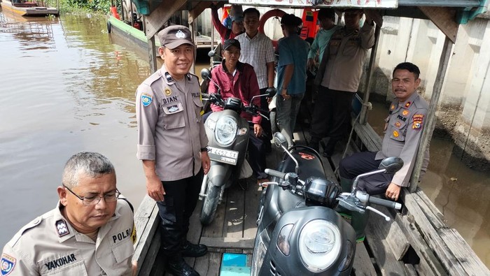 Polsek Tualang berpatroli menggunakan perahu untuk menjaga wilayah perairan di Sungai Siak.