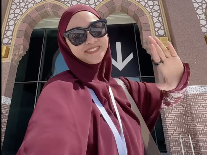 Poppy Bunga di lantai tertinggi Zam Zam Tower