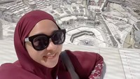 Poppy Bunga memperlihatkan suasana Masjdilharam dari lantai tertinggi Zamzam Tower. Foto: dok. Instagram Poppy Bunga