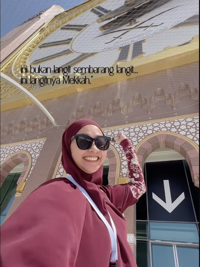 Poppy Bunga Poppy Bunga di lantai tertinggi Zam Zam Tower