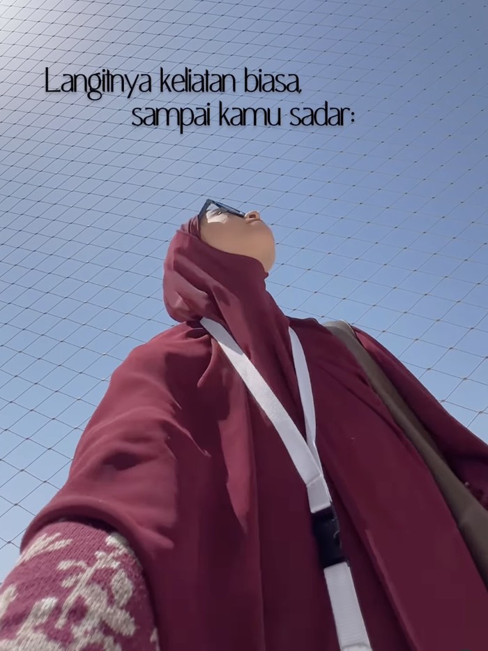 Poppy Bunga di lantai tertinggi Zam Zam Tower