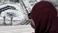 Poppy Bunga memandangi Masjidilharam. Poppy Bunga menjelaskan, untuk naik ke lantai tertinggi Zamzam Tower bisa langsung ke clock tower, naik lift ke P9, museum ada di dekat musala laki-laki. Foto: dok. Instagram Poppy Bunga