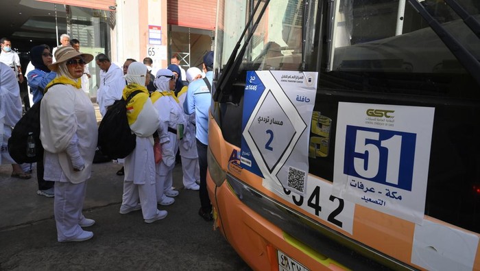 Potret Jamaah Haji Indonesia Diberangkatkan Menuju Arafah Jamaah calon haji Indonesia antre memasuki bus yang membawa mereka untuk menunaikan wukuf di Arafah, Makkah, Arab Saudi, Rabu (4/6/2025). Jamaah calon haji Indonesia pada Rabu (4/6) pagi hingga malam waktu Arab Saudi, diangkut dengan bus untuk menjalani puncak ibadah haji di Armuzna (Arafah, Muzdalifah dan Mina). ANTARA FOTO/Andika Wahyu/rwa.