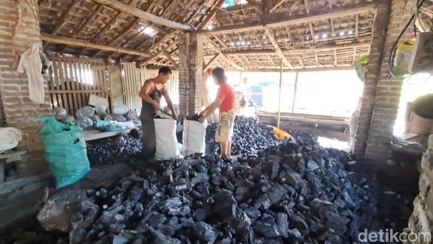 Produksi arang secara tradisional di Jombang