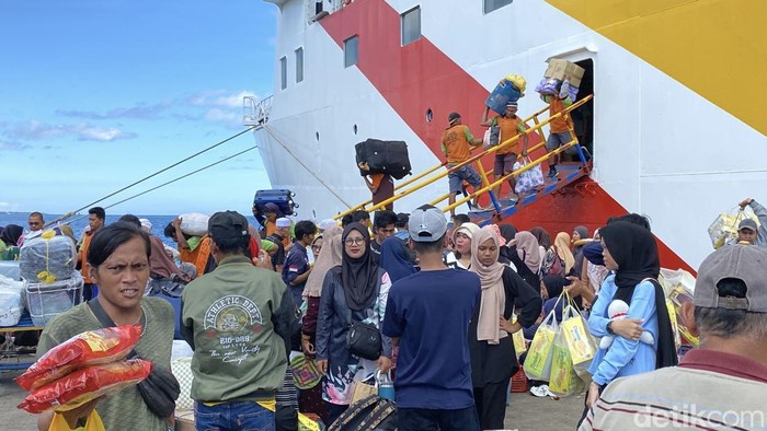 Ribuan pemudik memadati pelabuhan Parepare menjelang Idul Adha.
