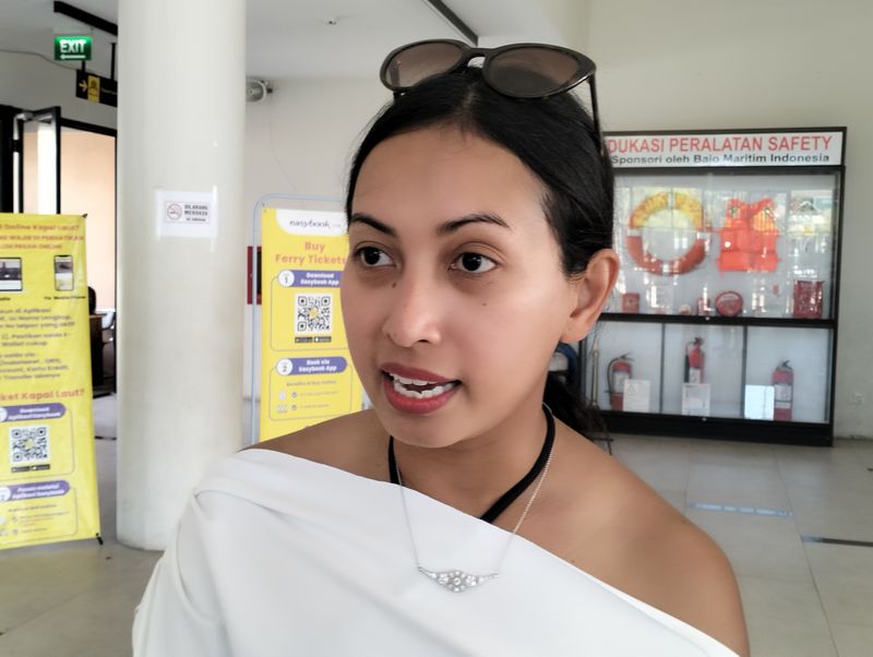 Ruth Krisnianti Utami, salah satu wisatawan korban penipuan travel agent di Labuan Bajo berbagi kesannya menikmati keindahan Taman Nasional Komodo, Rabu (4/6/2025). (Ambrosius Ardin/detikBali)
