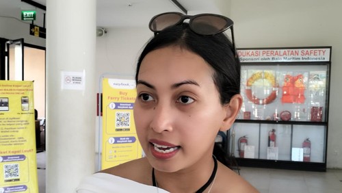 Ruth Krisnianti Utami, salah satu wisatawan korban penipuan travel agent di Labuan Bajo berbagi kesannya menikmati keindahan Taman Nasional Komodo, Rabu (4/6/2025). (Ambrosius Ardin/detikBali)