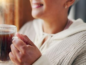 Studi Harvard Ungkap Manfaat Kopi Pagi bagi Penuaan Sehat Perempuan