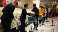 Melansir CNN, Rabu (2/7/2025), dalam unggahan di akun media sosialnya Trump beralasan ancaman sanksi ini dikeluarkan karena Jepang ogah membeli beras dari AS meski negara itu sedang menghadapi kekurangan produksi. REUTERS/Issei Kato
