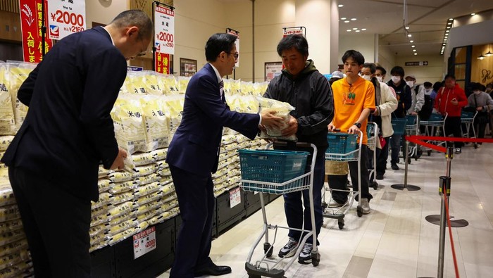 Saat Warga Jepang Antre Panjang Demi Beras Murah Government-stockpiled rice aiming at resolving persisting price rises are displayed at Ito-Yokado grocery store, a subsidiary of Seven & i Holdings, in Tokyo, Japan May 31, 2025. REUTERS/Issei Kato