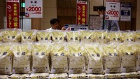 Karung-karung beras bertuliskan harga subsidi 2.000 yen terlihat menumpuk, jauh di bawah harga pasar yang saat ini mencapai dua kali lipatnya. Foto: REUTERS/Issei Kato