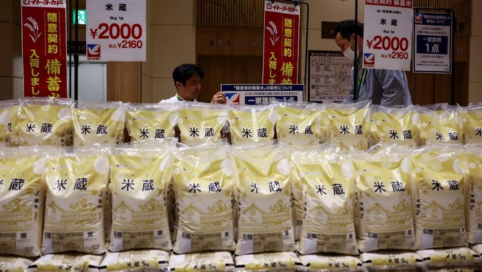 Government-stockpiled rice aiming at resolving persisting price rises are displayed at Ito-Yokado grocery store, a subsidiary of Seven & i Holdings, in Tokyo, Japan May 31, 2025. REUTERS/Issei Kato