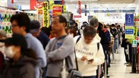 Kalau harga beras dibiarkan tinggi, rak-rak toko akan penuh dengan beras impor, ujarnya. Foto: REUTERS/Issei Kato
