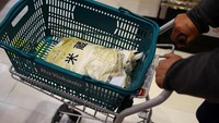 Harga beras yang naik dua kali lipat sejak tahun lalu, sebagian karena cuaca panas yang ekstrem yang memengaruhi produksi, telah menjadi perhatian utama bagi para pemilih dan pembuat kebijakan menjelang dua pemilihan utama - untuk majelis metropolitan Tokyo pada tanggal 22 Juni dan majelis tinggi parlemen pada bulan Juli. Foto: REUTERS/Issei Kato