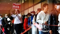 Beras yang ditimbun mulai tersedia di beberapa rak toko pada akhir pekan, dengan ratusan orang mengantre selama berjam-jam di pengecer. Foto: REUTERS/Issei Kato