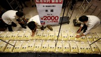 Menteri pertanian Jepang mengatakan pada hari Selasa (3/6) bahwa pemerintah siap menawarkan lebih banyak beras yang ditimbun karena konsumen mengantre panjang untuk membeli beras murah yang tersedia melalui beberapa pengecer sejak akhir pekan. Foto: REUTERS/Issei Kato