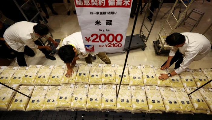 Government-stockpiled rice aiming at resolving persisting price rises are displayed at Ito-Yokado grocery store, a subsidiary of Seven & i Holdings, in Tokyo, Japan May 31, 2025.  REUTERS/Issei Kato