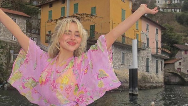 Sabrina Carpenter Si Ratu Pop Musim Panas