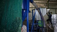 Para pekerja tampak sibuk menyelesaikan pembuatan meja dan papan berbahan dasar sampah plastik. Inovasi pengolahan sampah terus berkembang. ANTARA FOTO/Abdan Syakura