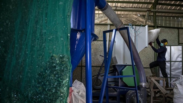 Sampah Plastik Disulap Jadi Furnitur, Begini Inovasi di Bandung Barat Pekerja menyelesaikan pembuatan meja dari sampah plastik di Bening Saguling Foundation, Cihampelas, Kabupaten Bandung Barat, Jawa Barat, Rabu (4/6/2025). Bening Saguling Foundation bekerja sama dengan River Recycle dan Waste4Change mengolah sampah plastik multilayer kemasan atau bernilai ekonomi rendah (low value) dari Sungai Citarum untuk dijadikan papan plastik (plastic board), partisi dinding dan beragam furnitur yang dijual dengan harga Rp250 ribu-Rp1,2 juta serta dipasarkan ke berbagai daerah di Indonesia. ANTARA FOTO/Abdan Syakura