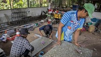 Beberapa di antaranya juga terlihat memasukkan limbah plastik ke dalam mesin pencacah, tahap awal dari proses daur ulang. Hasil olahan tersebut kemudian diproduksi menjadi papan plastik (plastic board), partisi dinding, hingga beragam jenis furnitur seperti meja dan kursi. Menariknya, produk-produk ini dijual dengan harga antara Rp250 ribu hingga Rp1,2 juta, dan telah dipasarkan ke berbagai daerah di Indonesia. ANTARA FOTO/Abdan Syakura