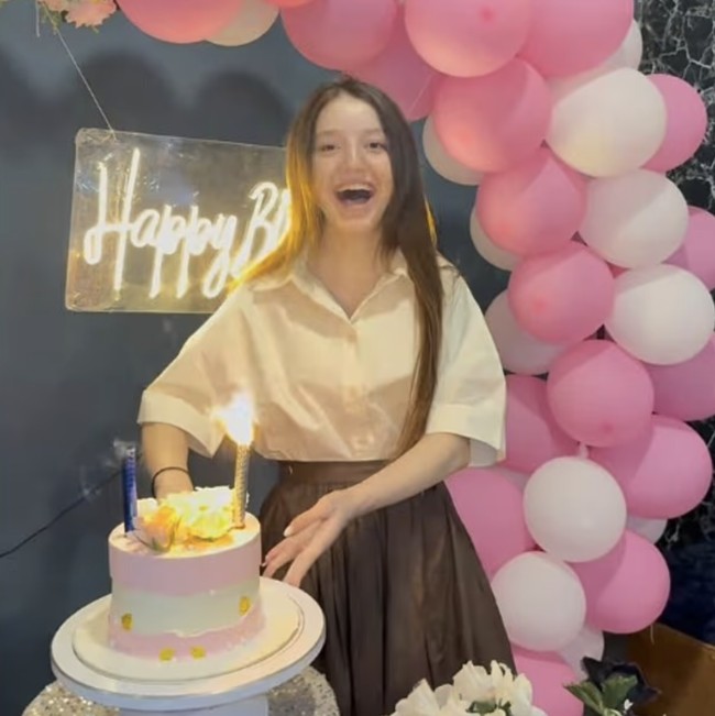 Sana Yousaf, seorang kreator konten muda yang tengah naik daun di media sosial Pakistas, tewas ditembak oleh seorang stalker beberapa jam setelah perayaan ulang tahunnya ke-17. Peristiwa memilukan ini terjadi di kediamannya di Islamabad, Pakistan dan langsung memicu kemarahan publik serta seruan untuk keadilan. Foto: dok. Instagram