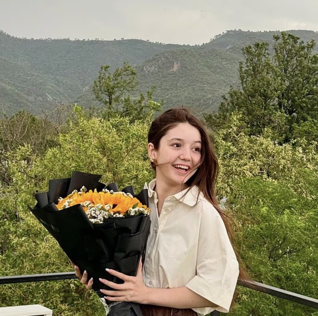 Lahir pada 2 Juni 2008 di Upper Chitral, kawasan pegunungan di Provinsi Khyber Pakhtunkhwa, Sana berasal dari keluarga aktivis. Ayahnya dikenal sebagai pejuang hak-hak sosial di daerah tersebut.  Foto: dok. Instagram