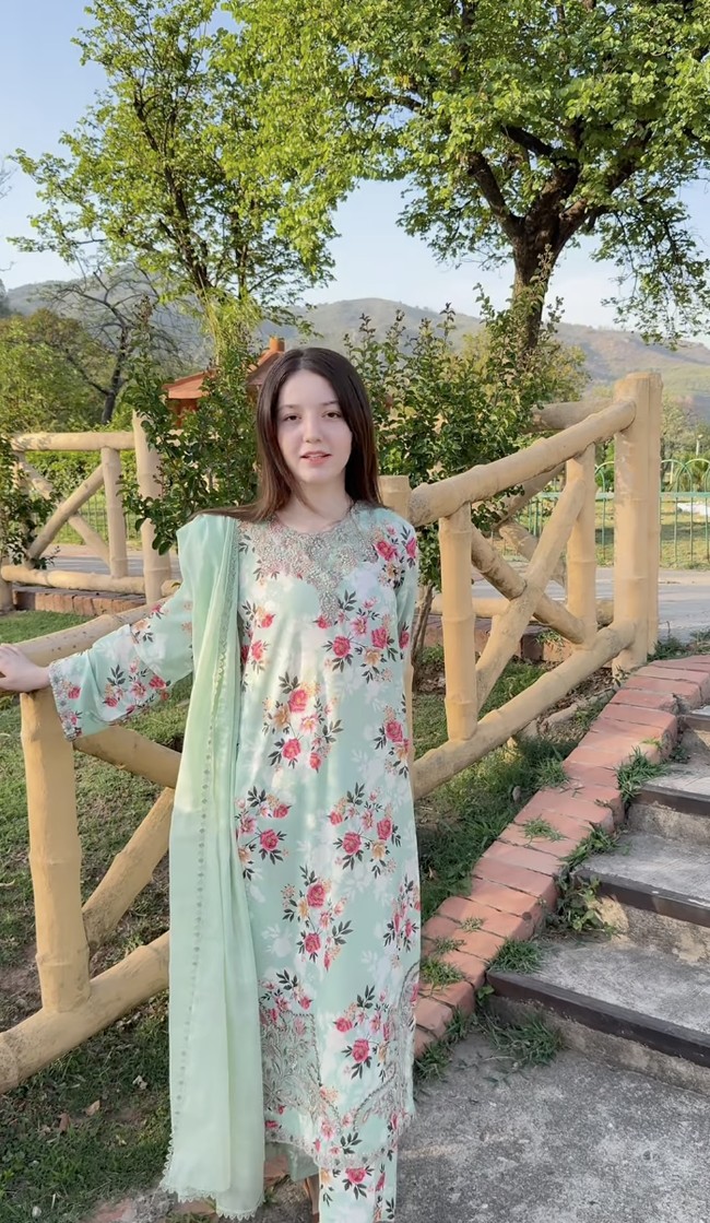 Tagar #JusticeForSanaYousaf dan #StopHonourKillings menjadi trending di media sosial. Netizen menyuarakan duka, kemarahan, dan ketakutan akan nasib perempuan yang berani menunjukkan diri di ruang digital. “Ia meninggal di hari ulang tahunnya,” tulis salah satu pengguna. Yang lain menambahkan, “Keadilan harus ditegakkan secepat dan setegas mungkin.” Foto: dok. Instagram @sanayousaf22